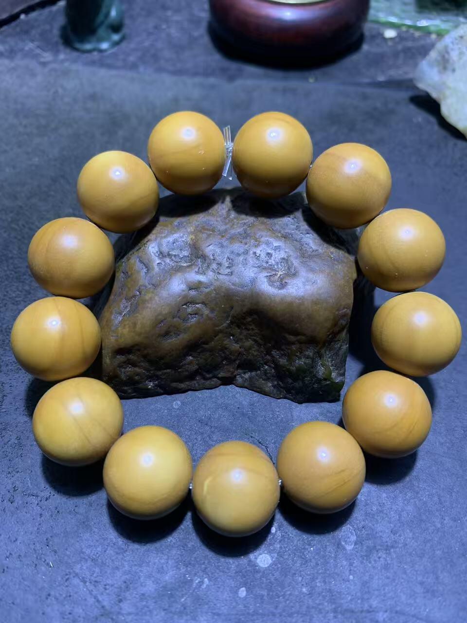 精美毕业级棱橄榄核圆珠手串一条，