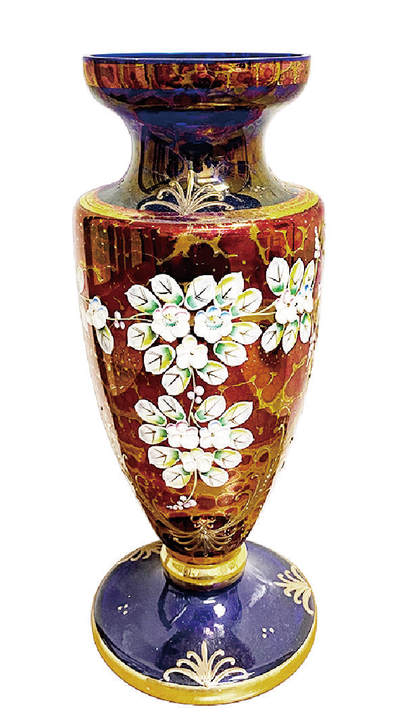 上海拍卖行2025年秋季古董珍玩拍卖会 - 捷克波西米亚珐琅立体花卉套色花瓶(H:30cm)