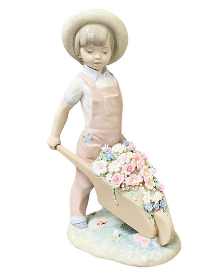 上海拍卖行2025年秋季古董珍玩拍卖会 - 西班牙雅致"花车少年"人物瓷塑摆件(13.5×8.5×24cm)