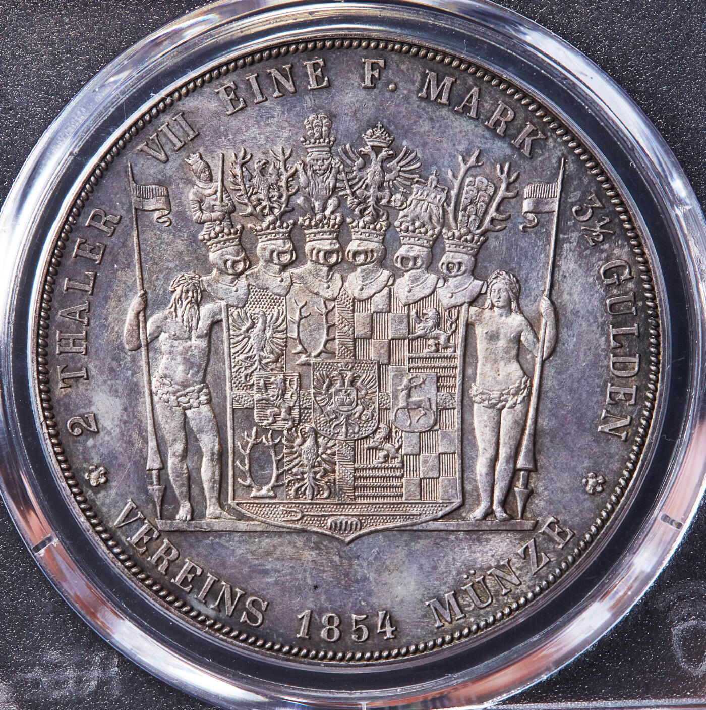 【俄甄集藏】“万象更新、马呈祥瑞”迎新春俄甄精品场-2026年(047)01-21 星期三 晚 19:30 全场包邮 德国施瓦茨堡-松德斯豪森公国1854年金特·弗里德里希·卡尔二世亲王A版2泰勒野人盾徽大银币，PCGS MS64，亚军，紫罗兰酱彩老包浆，原光品相，底板凝霜，发行量只有8600枚，大名誉品种