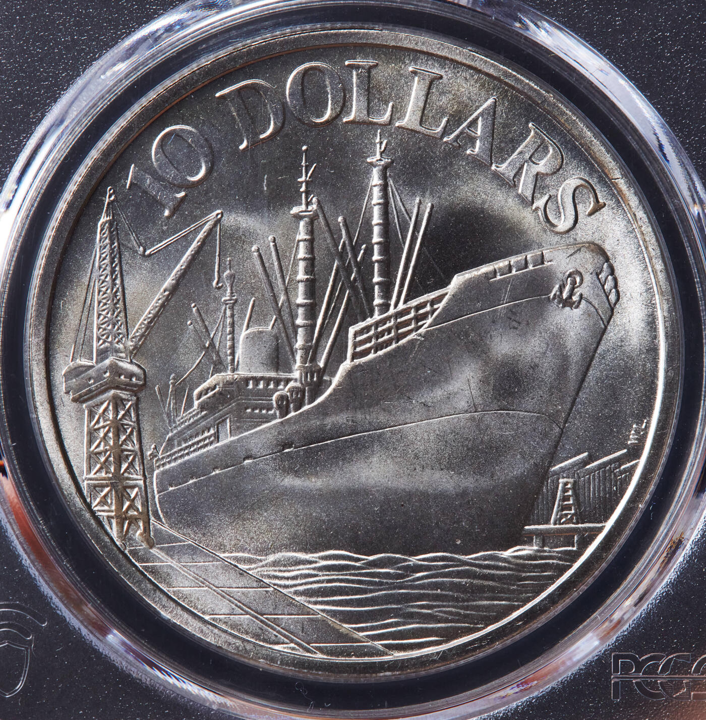 【俄甄集藏】“万象更新、马呈祥瑞”迎新春俄甄精品场-2026年(047)01-21 星期三 晚 19:30 全场包邮 新加坡1975年轮船10元大银币，PCGS MS66，重31.1克，50%银，转光品相