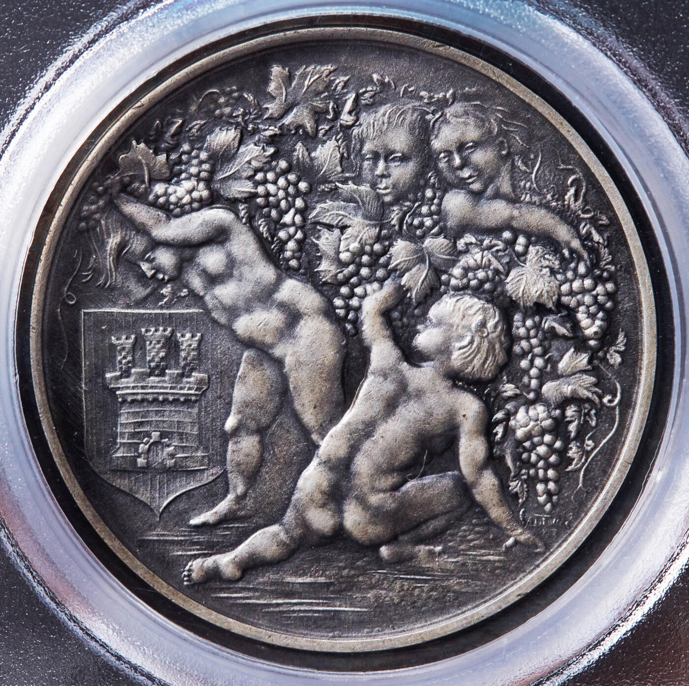 【俄甄集藏】“万象更新、马呈祥瑞”迎新春俄甄精品场-2026年(047)01-21 星期三 晚 19:30 全场包邮 法国19世纪弗朗蒂尼昂市新艺术运动时期海滨风光城市景观-天使与葡萄酿酒纪念镀银铜章，PCGS MS63，酱彩包浆，设计精美，唯一冠军分数