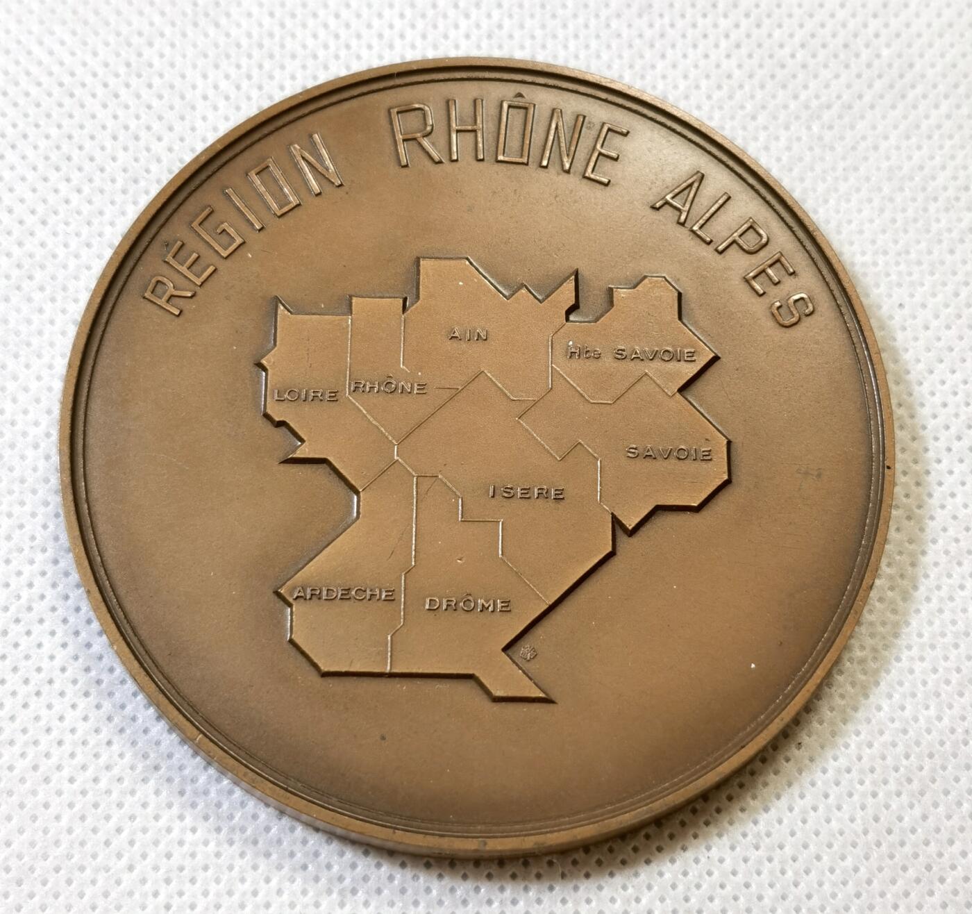 甄臻铺-世界币章拍卖（第48期）精品场拍品征集中，送拍享返佣金等优惠多多 法国 1986年 罗讷-阿尔卑斯地图纪念铜章 152.6g 68.7mm 压手感强，厚重扎实