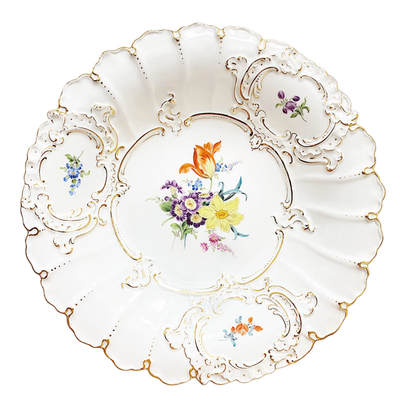 上海拍卖行2025年秋季古董珍玩拍卖会 - 德国梅森彩绘德国之花三开窗描金大赏盘(直径:30cm)