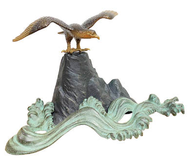 上海拍卖行2025年秋季古董珍玩拍卖会 - 日本铜雕"雄鹰展翅、乘风破浪"笔架(原装盒)