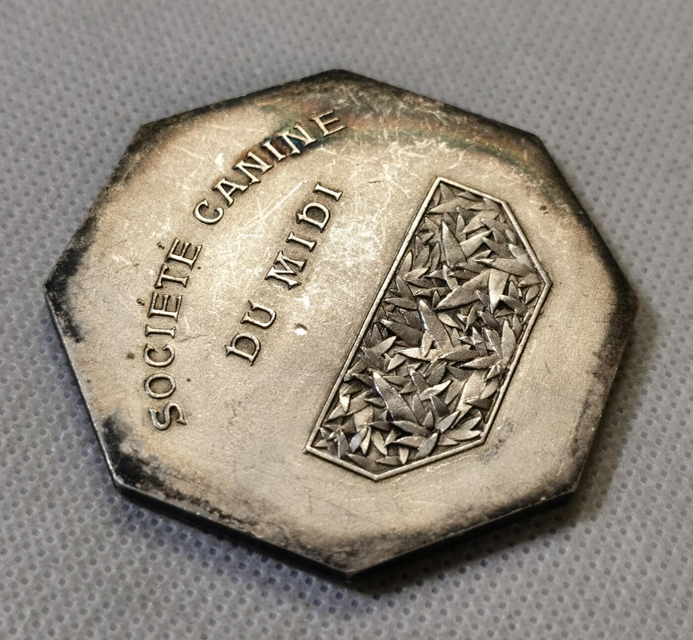 甄臻铺-世界币章拍卖（第48期）精品场拍品征集中，送拍享返佣金等优惠多多 法国19世纪犬业协会八角纪念章 局部黑色包浆或彩虹包浆 无边铭，铜章或者银章，请自辨 对边约50.4MM 重58.5克