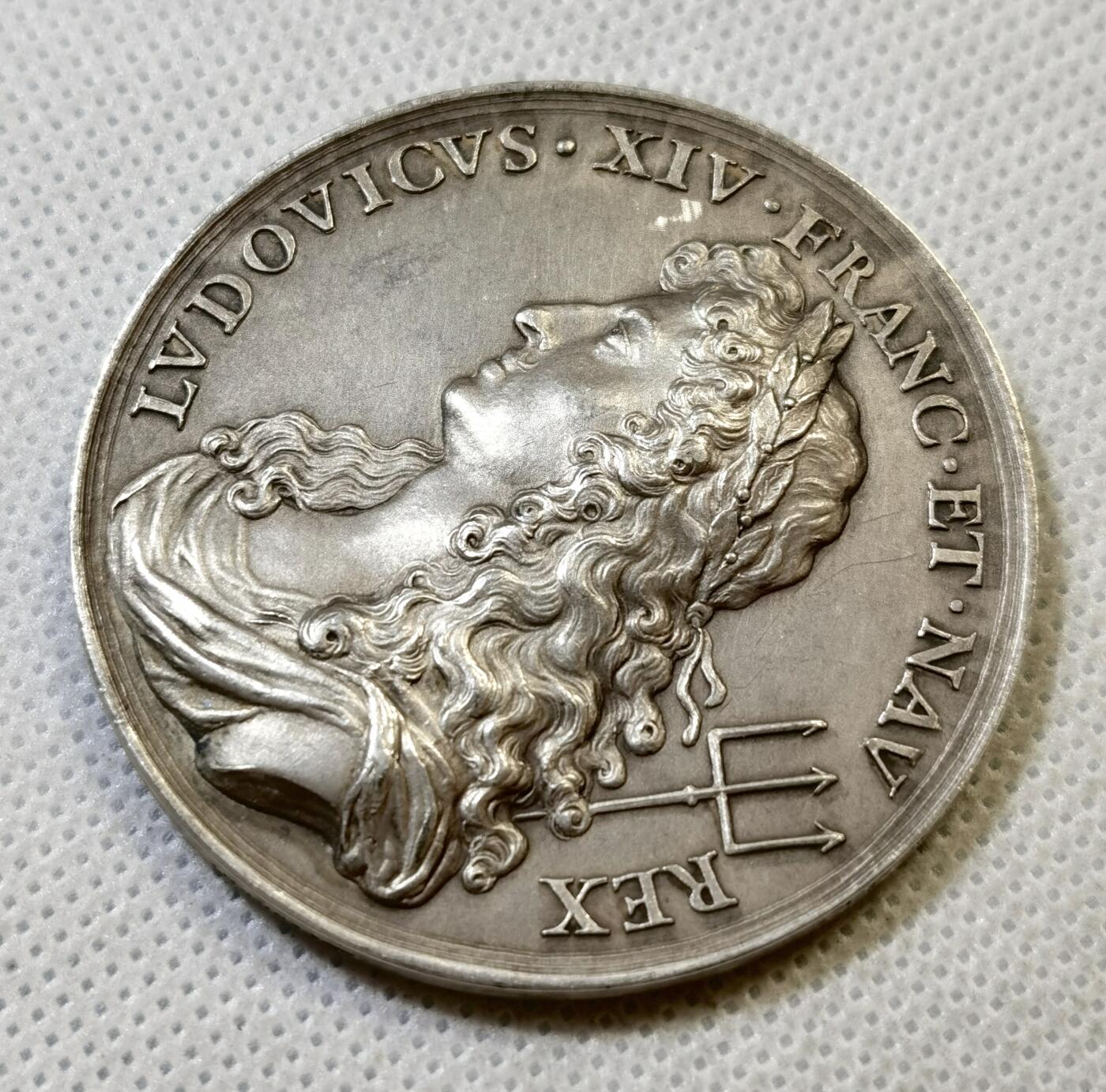 甄臻铺-世界币章拍卖（第48期）精品场拍品征集中，送拍享返佣金等优惠多多