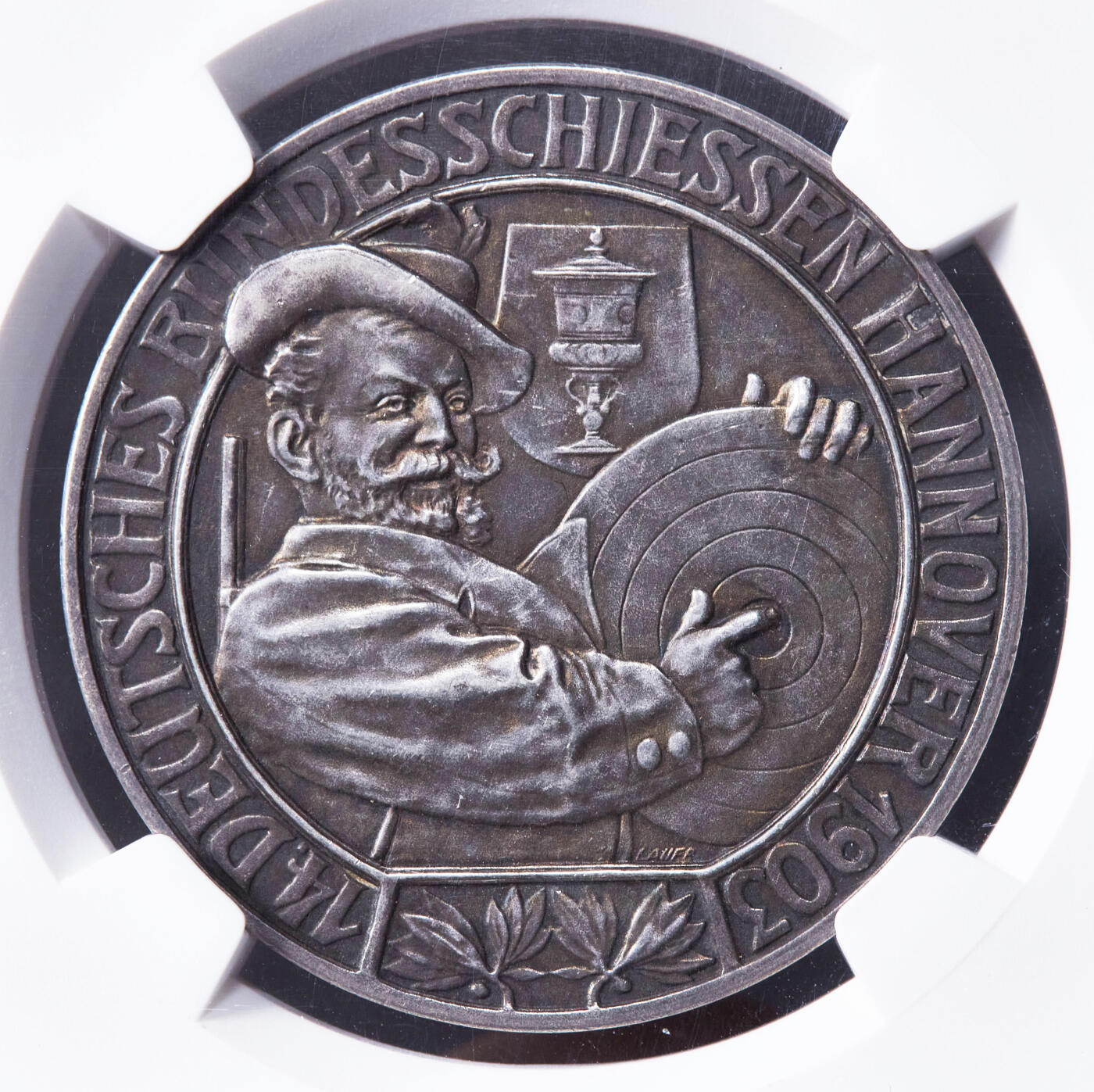 【俄甄集藏】“万象更新、马呈祥瑞”迎新春俄甄精品场-2026年(047)01-21 星期三 晚 19:30 全场包邮 德国汉诺威1903年纪念第14届联邦射击节银章，NGC MS62，原味酱彩老包浆，设计精美