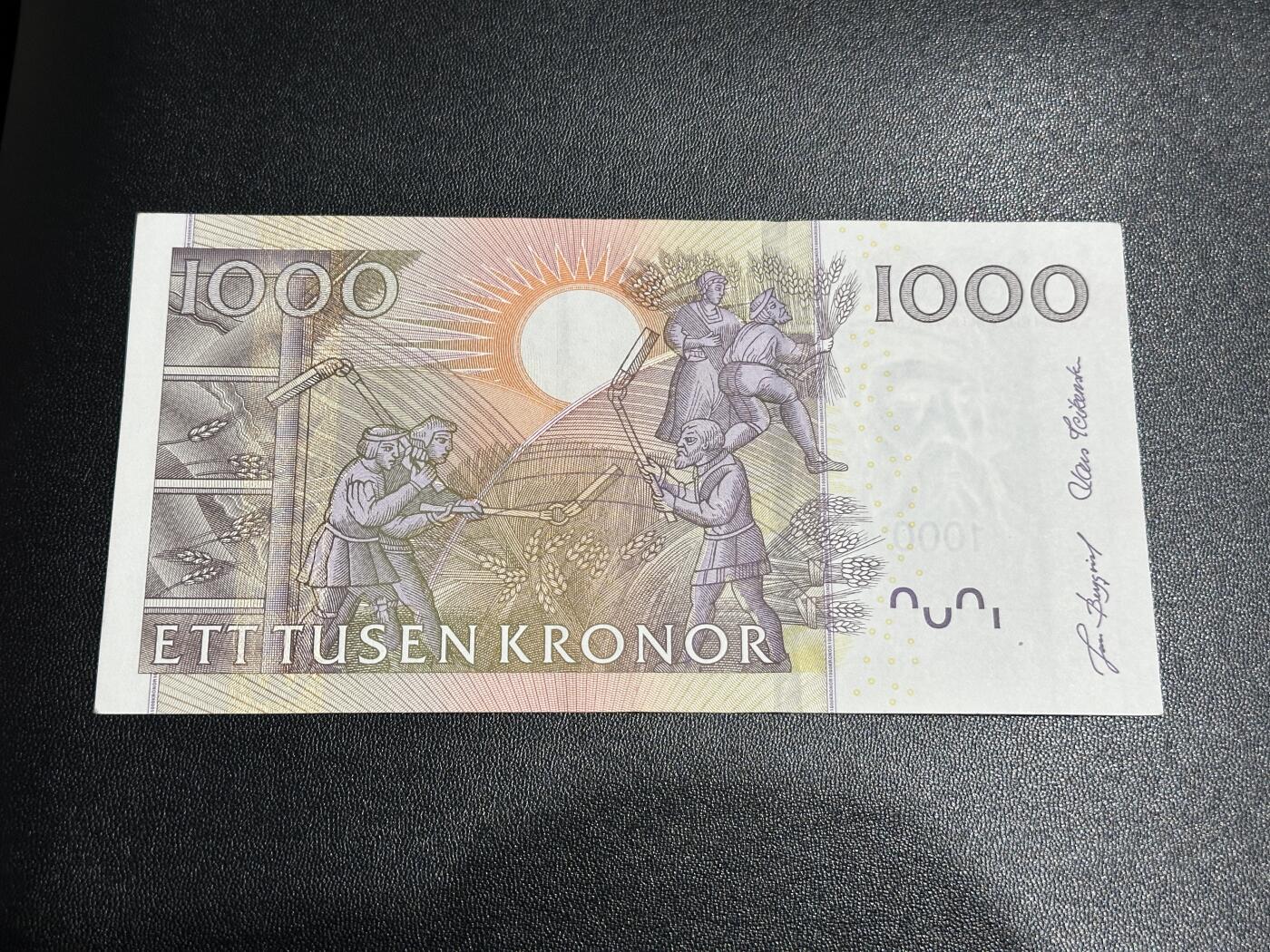 《外钞收藏家》第六百零三期（精选场）（本平台长期征集拍品、欢迎藏友们联系合作） 2005年瑞典1000克朗 AU品相 无47 边上有小裂口
