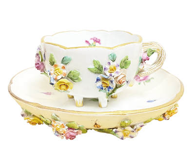 上海拍卖行2025年秋季古董珍玩拍卖会 - 约19世纪末德国梅森镇手绘德国之花纯手工制全立体花卉描金杯、碟