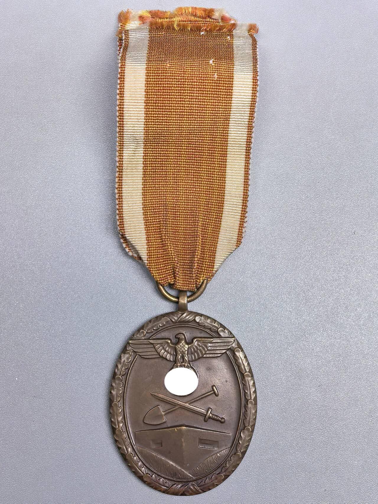 小驴勋章奖章收藏1月17日周六晚六点拍卖（珍爱和平，收藏战争，铭记历史，勿忘国耻，忠党爱国。有偿代拍，送拍规则在简介最后，参拍须阅读规则后再参拍，关系到运费包装发货时效真假辨别等关键信息，拍卖时不再发原图，看大图店主微信码在拍卖店铺介绍里） 得三西线防御奖章，铜质，后配绶带