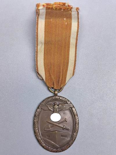 小驴勋章奖章收藏1月17日周六晚六点拍卖（珍爱和平，收藏战争，铭记历史，勿忘国耻，忠党爱国。有偿代拍，送拍规则在简介最后，参拍须阅读规则后再参拍，关系到运费包装发货时效真假辨别等关键信息，拍卖时不再发原图，看大图店主微信码在拍卖店铺介绍里） - 得三西线防御奖章，铜质，后配绶带