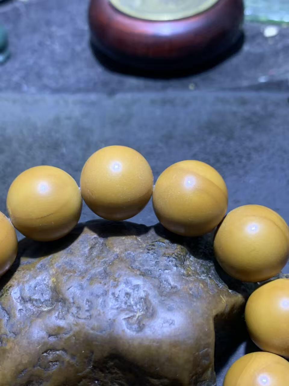 精美毕业级棱橄榄核圆珠手串一条，