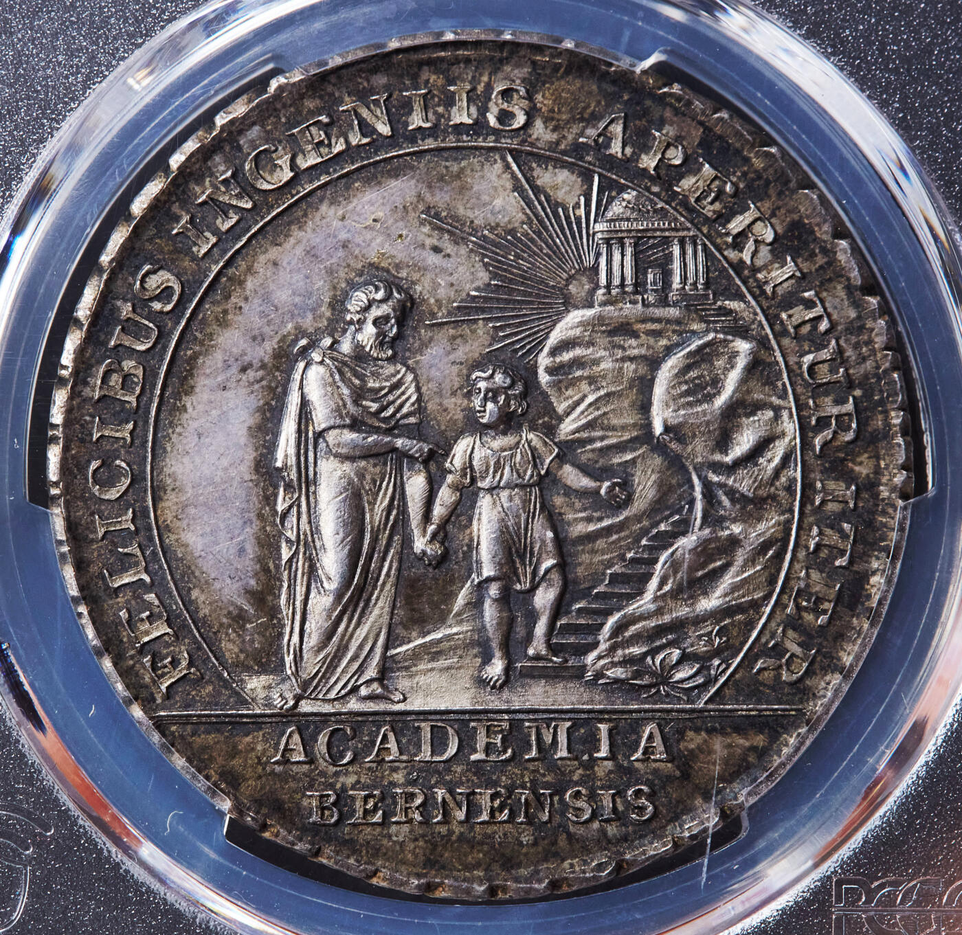 【俄甄集藏】“万象更新、马呈祥瑞”迎新春俄甄精品场-2026年(047)01-21 星期三 晚 19:30 全场包邮 瑞士18世纪末伯尔尼学院知识殿堂题材花边大银章，PCGS MS63，黄油酱彩老包浆，少见品种