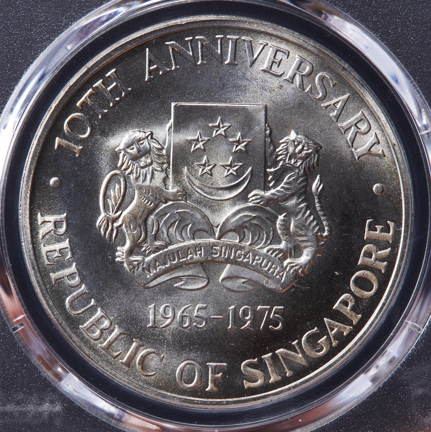 【俄甄集藏】“万象更新、马呈祥瑞”迎新春俄甄精品场-2026年(047)01-21 星期三 晚 19:30 全场包邮 新加坡1975年轮船10元大银币，PCGS MS66，重31.1克，50%银，转光品相