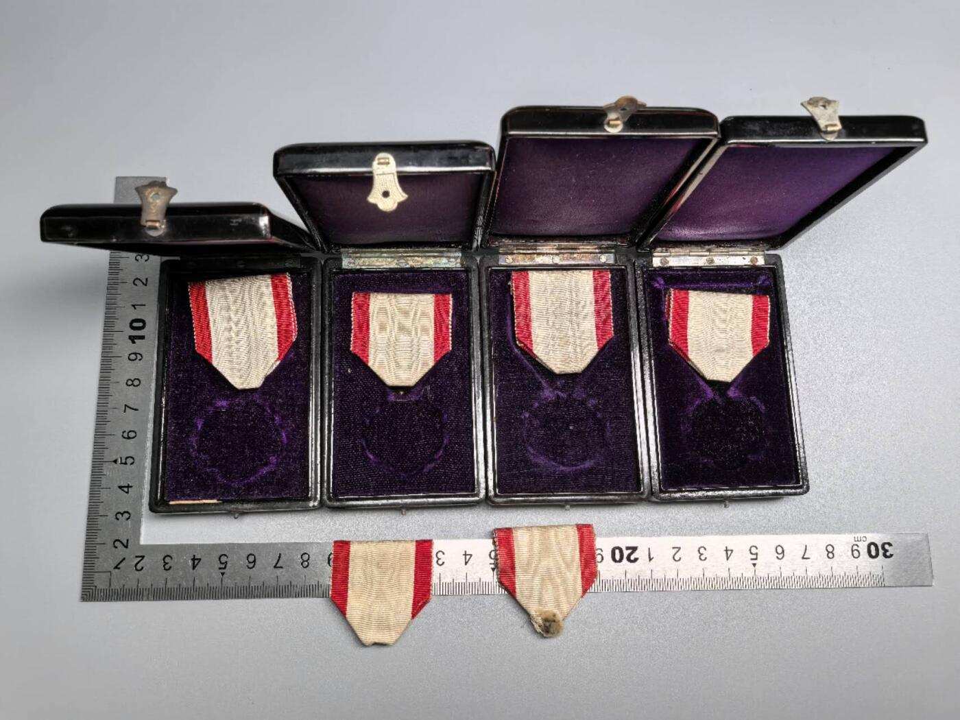 小驴勋章奖章收藏1月17日周六晚六点拍卖（珍爱和平，收藏战争，铭记历史，勿忘国耻，忠党爱国。有偿代拍，送拍规则在简介最后，参拍须阅读规则后再参拍，关系到运费包装发货时效真假辨别等关键信息，拍卖时不再发原图，看大图店主微信码在拍卖店铺介绍里）