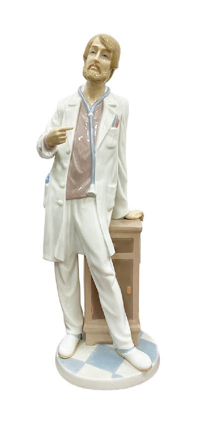 上海拍卖行2025年秋季古董珍玩拍卖会 - 西班牙雅致"私人医师"人物瓷塑摆件(H:34cm)