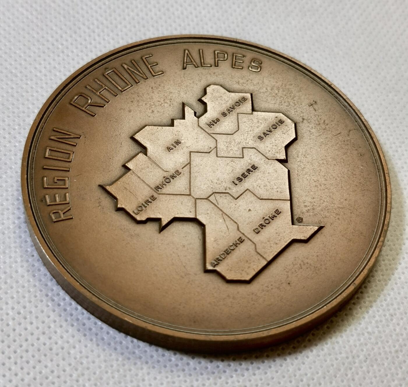 甄臻铺-世界币章拍卖（第48期）精品场拍品征集中，送拍享返佣金等优惠多多 法国 1986年 罗讷-阿尔卑斯地图纪念铜章 152.6g 68.7mm 压手感强，厚重扎实
