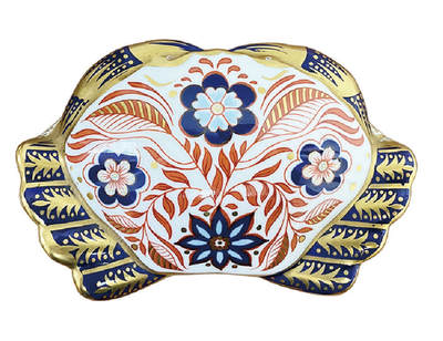 上海拍卖行2025年秋季古董珍玩拍卖会 - 英国Royal Derby(皇家德比)特制"富甲一方"鎏金瓷镇纸