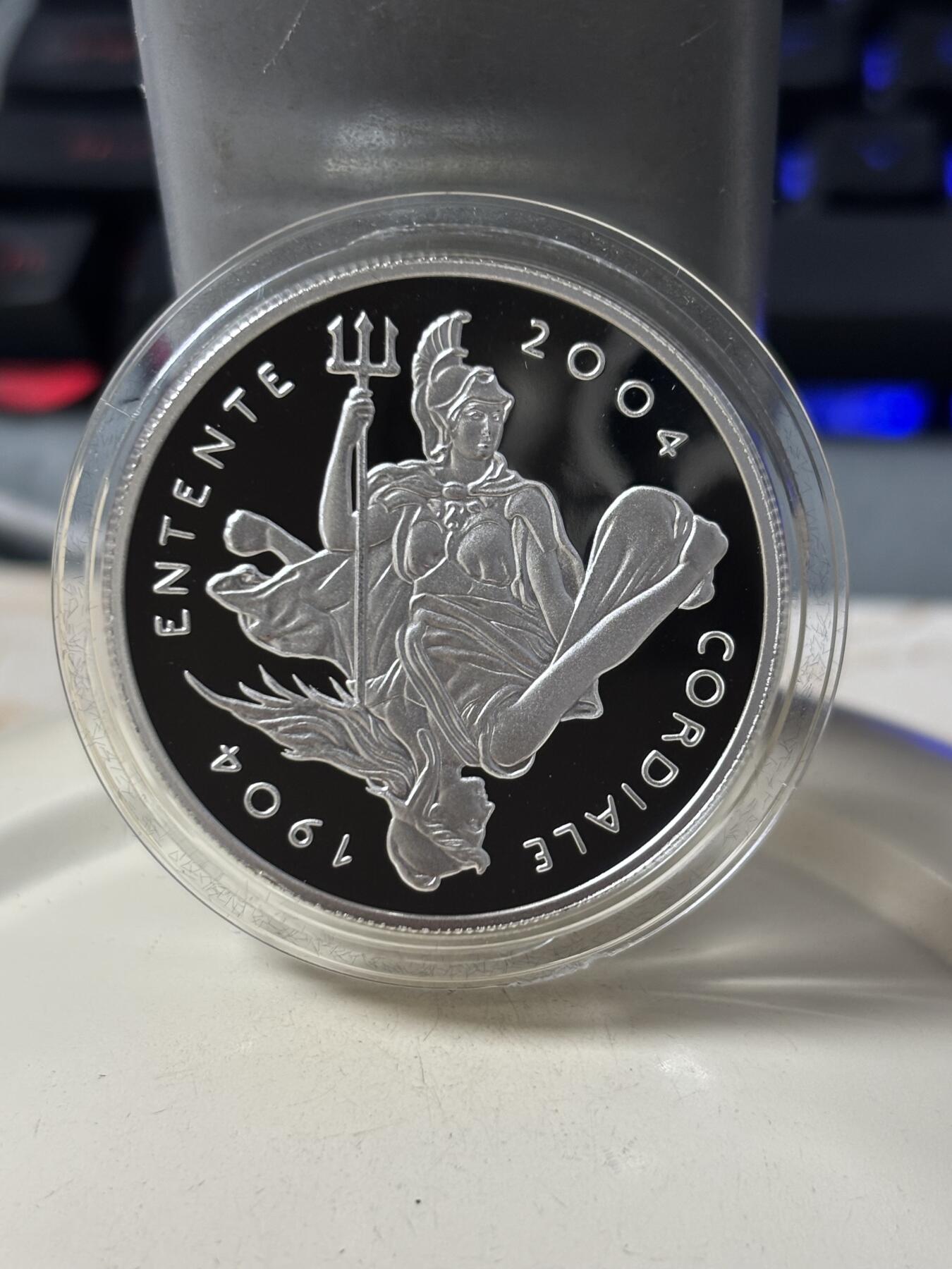 第188期拍卖 英国2004年英法友好协议100年精制加厚纪念银币，925银，56.56克，发行200枚，边缘有氧化