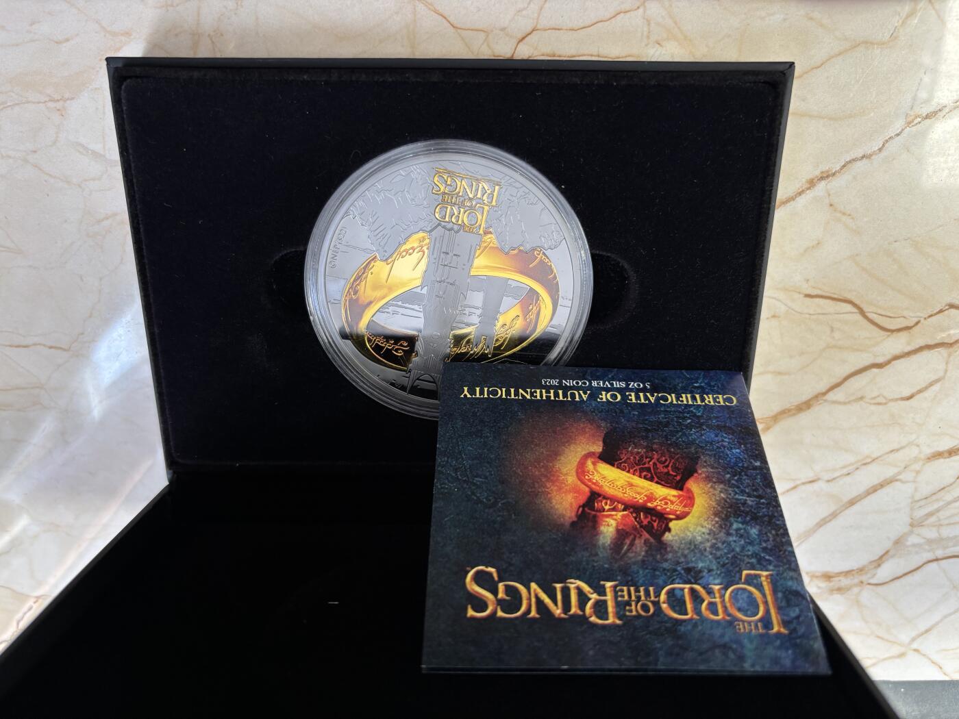 第188期拍卖 萨摩亚2023年指环王双塔奇谋5盎司钌化镀金银币,999银，发行199枚，女王脸上有瑕疵