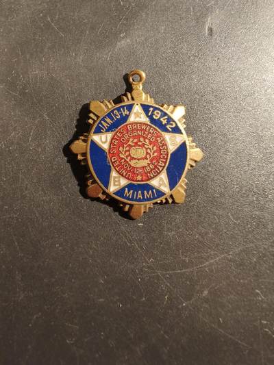 老王徽章第177期 - 美国1942年迈阿密酿酒商协会证章   铜质珐琅