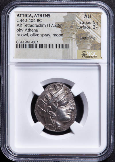 【俄甄集藏】“万象更新、马呈祥瑞”迎新春俄甄精品场-2026年(047)01-21 星期三 晚 19:30 全场包邮 - 古希腊雅典城公元前440-前404年雅典娜与猫头鹰四德拉克马银币，NGC ChAU (Str5/5, Sur3/5)，正面雅典城守护神雅典娜戴阿提卡式头盔头像，盔舌上有3片橄榄树叶，背面是一只站立的猫头鹰，右方为雅典城的缩写ΑΘΕ，左方为橄榄枝及一钩新月，版模清晰优美，包浆匀称耐看，无懈可击的品相，热门品种，重17.2克