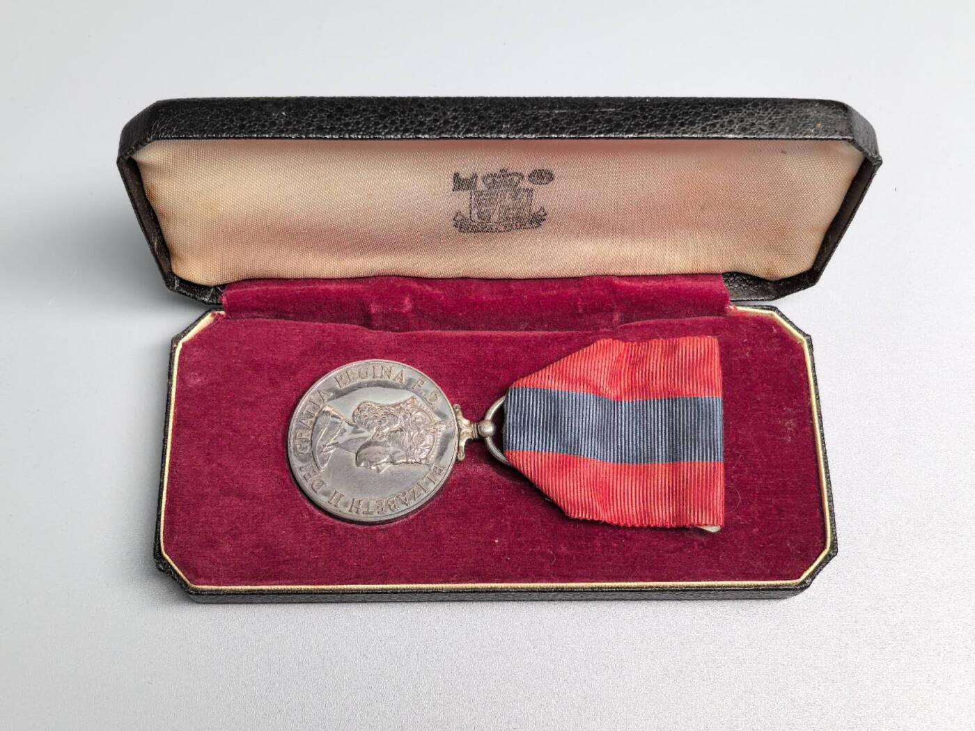 小驴勋章奖章收藏1月17日周六晚六点拍卖（珍爱和平，收藏战争，铭记历史，勿忘国耻，忠党爱国。有偿代拍，送拍规则在简介最后，参拍须阅读规则后再参拍，关系到运费包装发货时效真假辨别等关键信息，拍卖时不再发原图，看大图店主微信码在拍卖店铺介绍里） 英国帝国服务奖章，银质