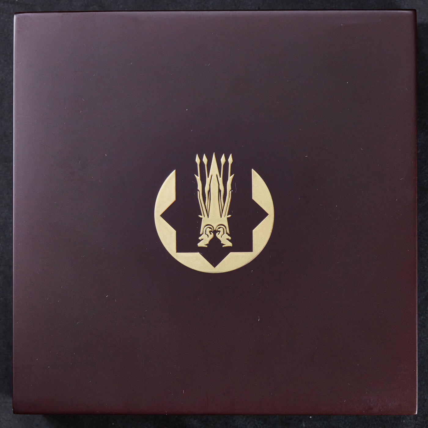 【俄甄集藏】“万象更新、马呈祥瑞”迎新春俄甄精品场-2026年(047)01-21 星期三 晚 19:30 全场包邮 哈萨克斯坦2024年纪念民族英雄术赤汗10盎司精制镶金大银币2000坚戈，原盒证，直径：75mm，发行量：300枚，正面是该国著名雕塑家兼壁画家加齐兹·叶什克诺夫创作术赤汗像，背面是金帐汗国时期钱币，重311克，925银，其中另有0.16克999黄金