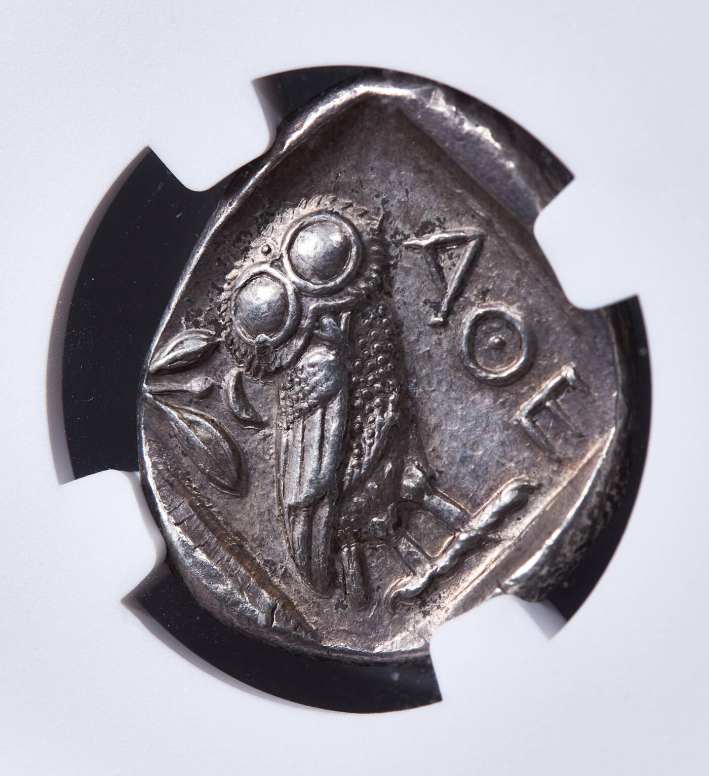 【俄甄集藏】“万象更新、马呈祥瑞”迎新春俄甄精品场-2026年(047)01-21 星期三 晚 19:30 全场包邮 古希腊雅典城公元前440-前404年雅典娜与猫头鹰四德拉克马银币，NGC ChAU (Str5/5, Sur3/5)，正面雅典城守护神雅典娜戴阿提卡式头盔头像，盔舌上有3片橄榄树叶，背面是一只站立的猫头鹰，右方为雅典城的缩写ΑΘΕ，左方为橄榄枝及一钩新月，版模清晰优美，包浆匀称耐看，无懈可击的品相，热门品种，重17.2克