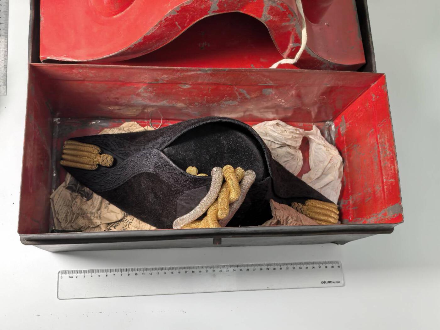 小驴勋章奖章收藏1月17日周六晚六点拍卖（珍爱和平，收藏战争，铭记历史，勿忘国耻，忠党爱国。有偿代拍，送拍规则在简介最后，参拍须阅读规则后再参拍，关系到运费包装发货时效真假辨别等关键信息，拍卖时不再发原图，看大图店主微信码在拍卖店铺介绍里） 明治海军大肩章、礼帽带原铁皮盒，羊毛毡金属刺绣（运输途中可能会脱落，介意勿拍），少见