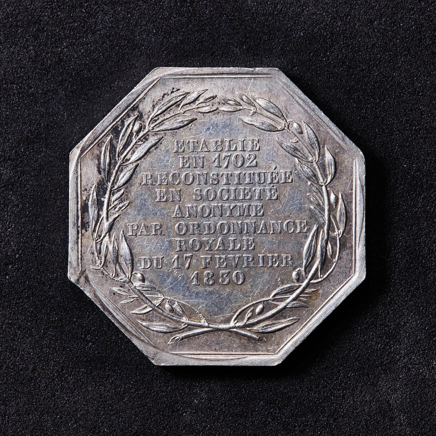 【俄甄集藏】“万象更新、马呈祥瑞”迎新春俄甄精品场-2026年(047)01-21 星期三 晚 19:30 全场包邮 法国1830年皇家玻璃制造业银质八角代用币章，黄油彩包浆，底光犹存，直径：35mm，重量：19.72克，丰饶角铭，经典品种