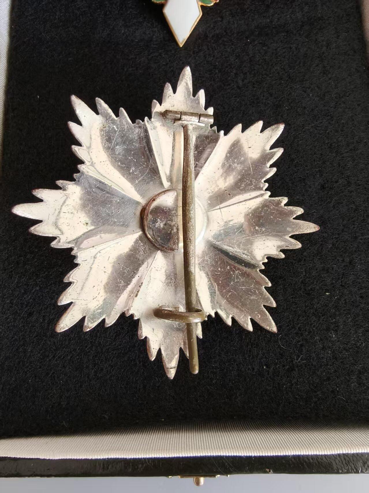 盛世勋华——号角文化勋章邮票专场拍卖第299期 巴拿马大十字级瓦斯科·努涅斯·德·巴尔博亚勋章 900银制 带原盒 早期版本带Fibo Ltda, Bogota厂标 带900银标，Fibo Ltda是哥伦比亚波哥大知名首饰/勋章制作门店，主营贵金属饰品、官方勋章或纪念章的设计与生产