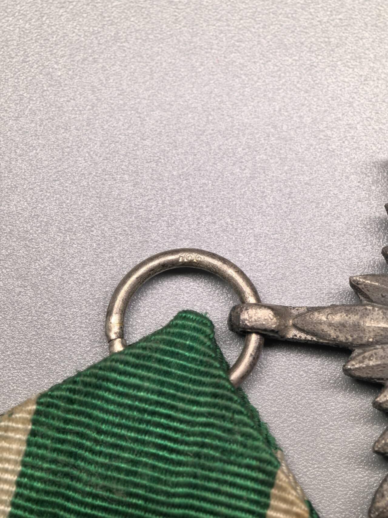 小驴勋章奖章收藏1月17日周六晚六点拍卖（珍爱和平，收藏战争，铭记历史，勿忘国耻，忠党爱国。有偿代拍，送拍规则在简介最后，参拍须阅读规则后再参拍，关系到运费包装发货时效真假辨别等关键信息，拍卖时不再发原图，看大图店主微信码在拍卖店铺介绍里） 得三二级银级佩剑东方人民奖章100厂标