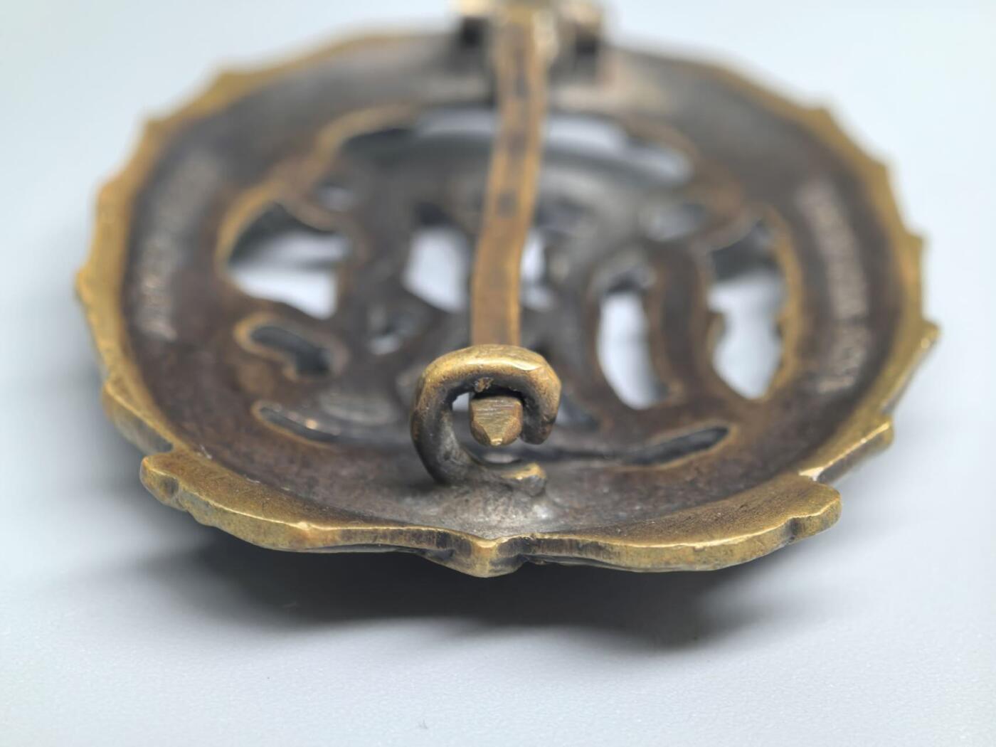 小驴勋章奖章收藏1月17日周六晚六点拍卖（珍爱和平，收藏战争，铭记历史，勿忘国耻，忠党爱国。有偿代拍，送拍规则在简介最后，参拍须阅读规则后再参拍，关系到运费包装发货时效真假辨别等关键信息，拍卖时不再发原图，看大图店主微信码在拍卖店铺介绍里） 得三铜级体能奖章，背打厂标，别杆有修