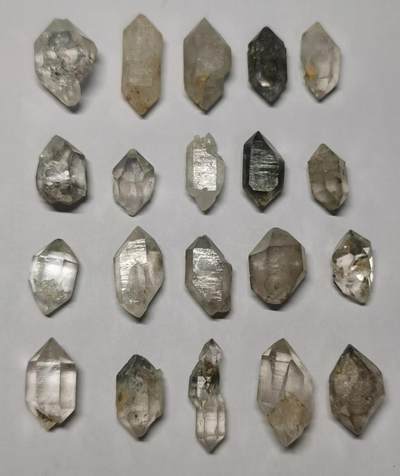 七河·世界币章小拍（总第34期） - 藏家出品 X702（7） 云贵闪灵水晶原石 一组 20 件