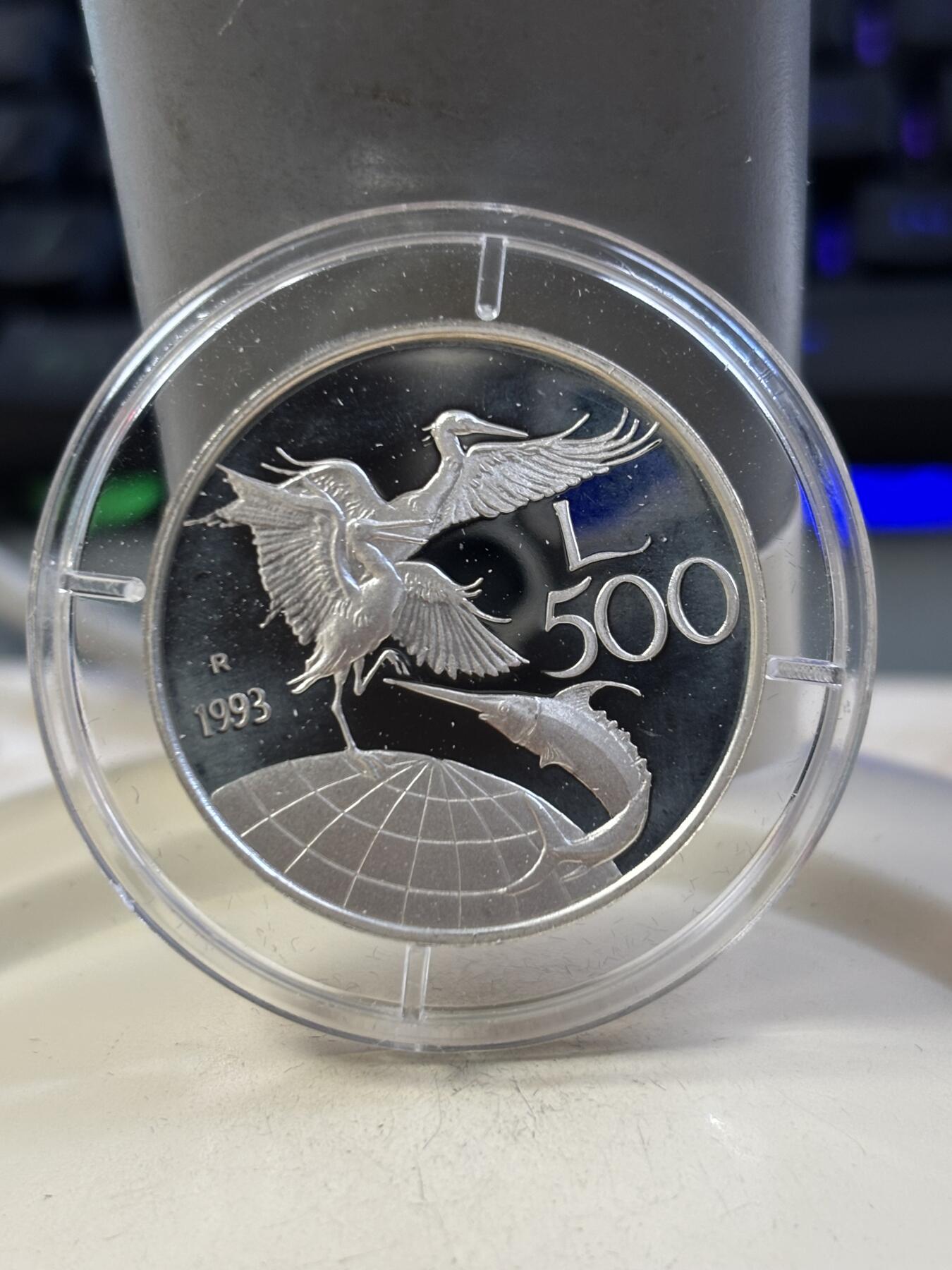 第188期拍卖 意大利1993年动植物系列500里拉女神精制纪念银币，835银，15克，有氧化