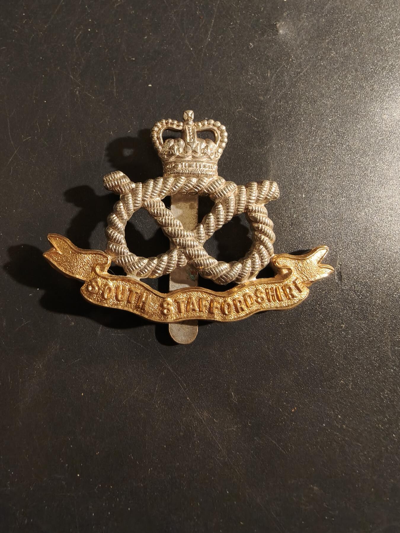 老王徽章第177期 英国陆军南斯塔福德步兵团帽徽   女王早期版