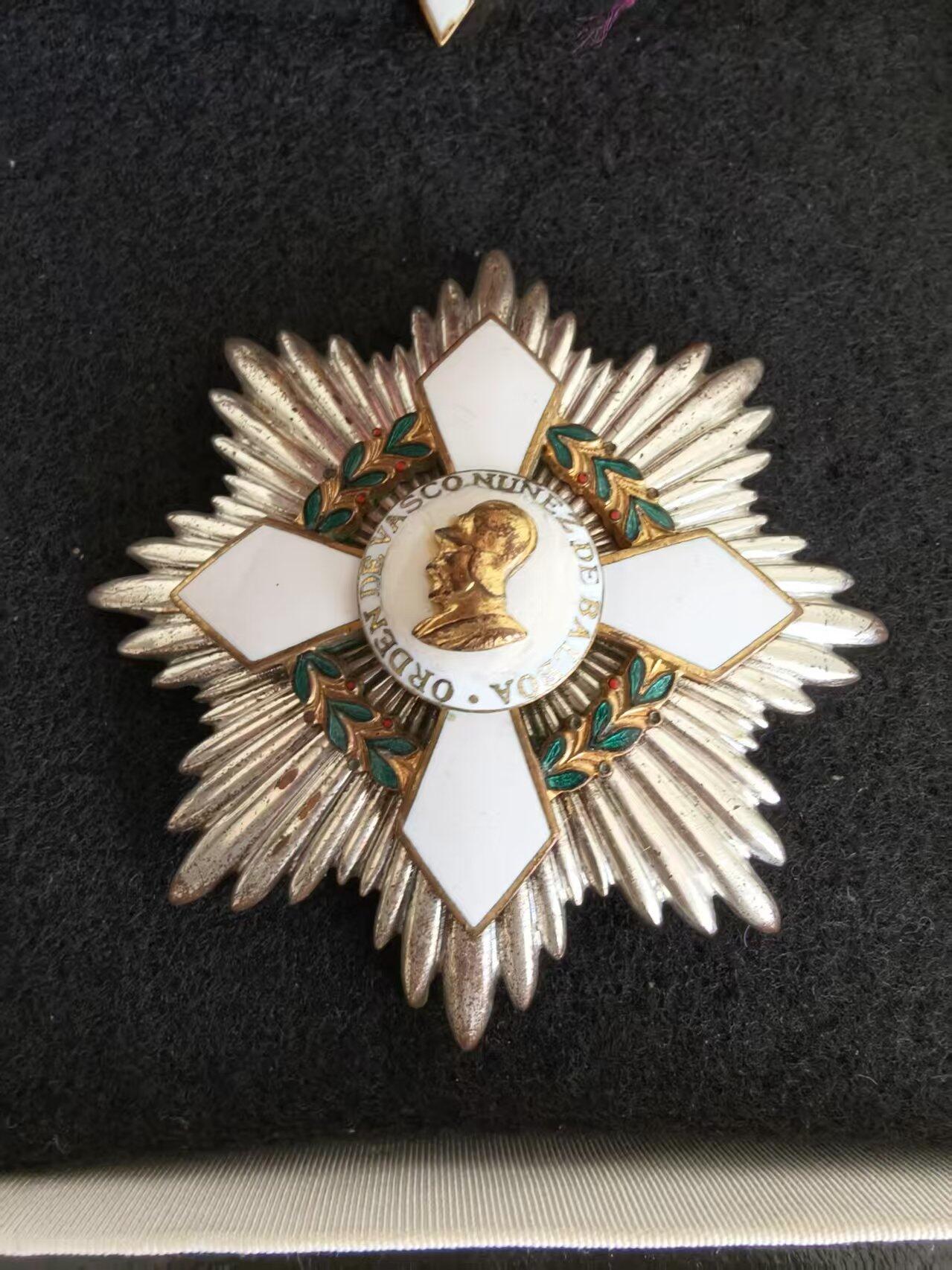 盛世勋华——号角文化勋章邮票专场拍卖第299期 巴拿马大十字级瓦斯科·努涅斯·德·巴尔博亚勋章 900银制 带原盒 早期版本带Fibo Ltda, Bogota厂标 带900银标，Fibo Ltda是哥伦比亚波哥大知名首饰/勋章制作门店，主营贵金属饰品、官方勋章或纪念章的设计与生产