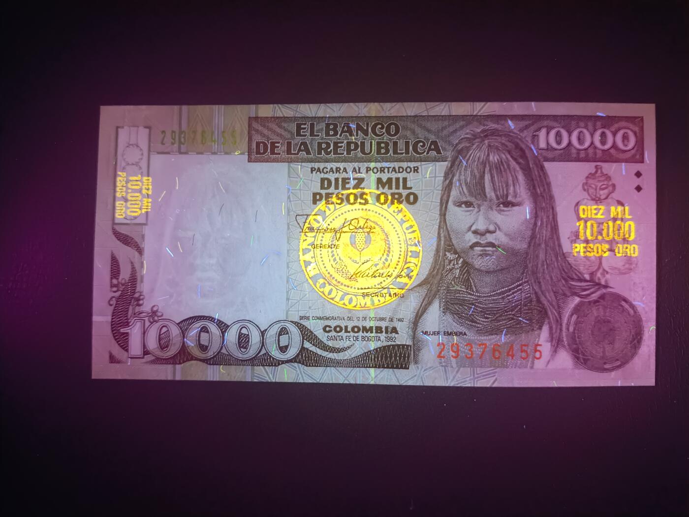 2026一月第三期，总213期 哥伦比亚1992年10000比索UNC-，民族服饰小女孩和被热带鸟类环绕的地球，少见高面值品种