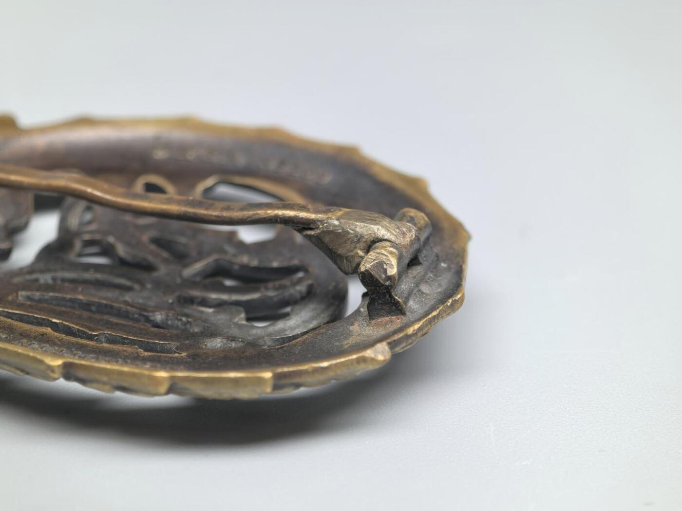 小驴勋章奖章收藏1月17日周六晚六点拍卖（珍爱和平，收藏战争，铭记历史，勿忘国耻，忠党爱国。有偿代拍，送拍规则在简介最后，参拍须阅读规则后再参拍，关系到运费包装发货时效真假辨别等关键信息，拍卖时不再发原图，看大图店主微信码在拍卖店铺介绍里） 得三铜级体能奖章，背打厂标，别杆有修