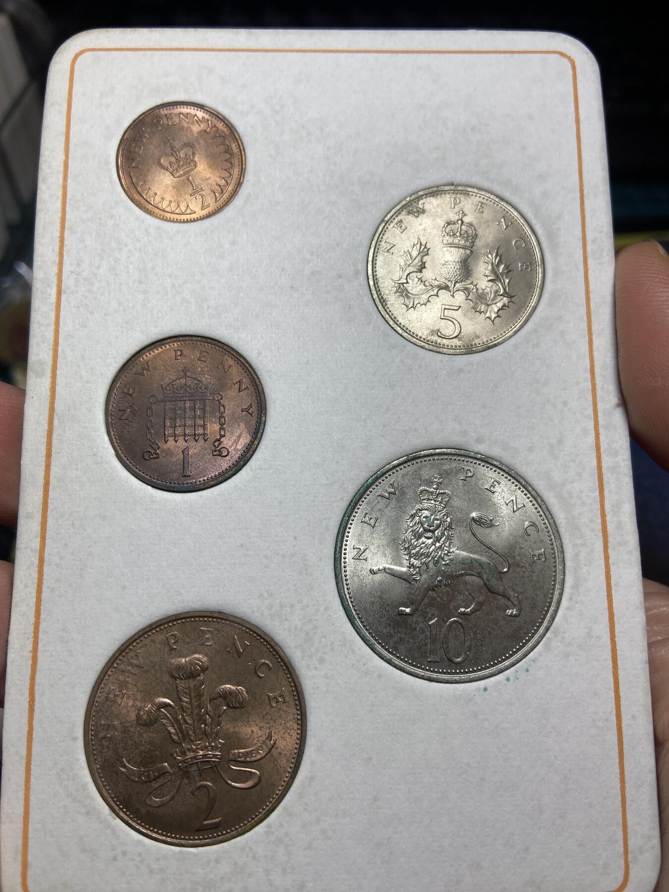 2026年第九场(总第一百七十八场）外国好品散币场(免佣金) 英国🇬🇧原装套册5枚(伊丽莎白二世中年花冠，十进制第一版首发年套币)