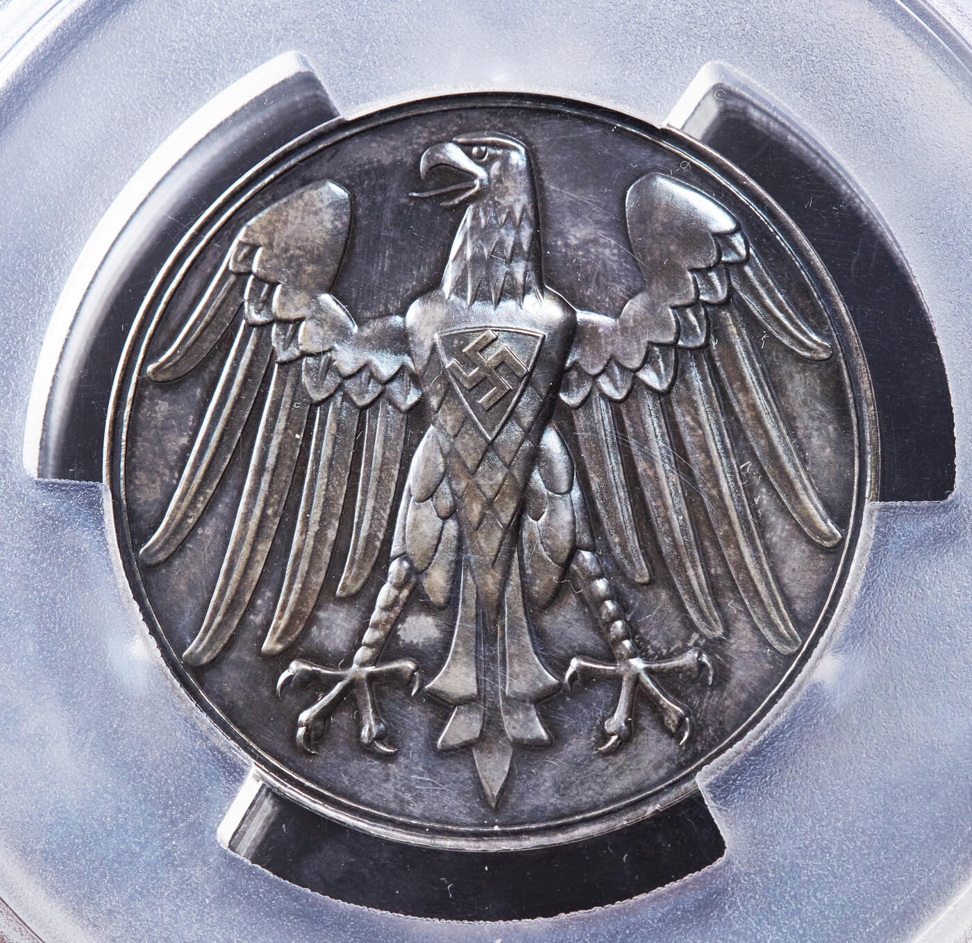 【俄甄集藏】“万象更新、马呈祥瑞”迎新春俄甄精品场-2026年(047)01-21 星期三 晚 19:30 全场包邮 德国第三帝国1933-1945年“危险救援”大银章，PCGS MS62，颁发给在火灾、事故或空袭等险情下实施救援的德国平民，是第三帝国社会荣誉表彰的一类奖章，酱彩老包浆，稀少品种 ，冠军分，直径：48mm