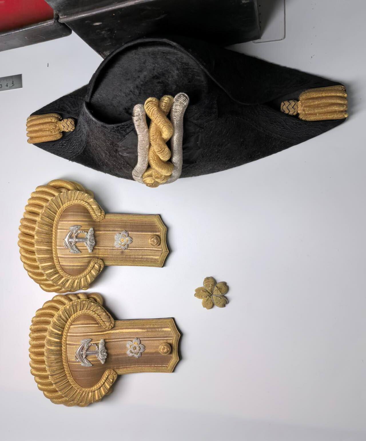 小驴勋章奖章收藏1月17日周六晚六点拍卖（珍爱和平，收藏战争，铭记历史，勿忘国耻，忠党爱国。有偿代拍，送拍规则在简介最后，参拍须阅读规则后再参拍，关系到运费包装发货时效真假辨别等关键信息，拍卖时不再发原图，看大图店主微信码在拍卖店铺介绍里） 明治海军大肩章、礼帽带原铁皮盒，羊毛毡金属刺绣（运输途中可能会脱落，介意勿拍），少见