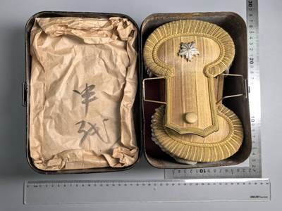 小驴勋章奖章收藏1月17日周六晚六点拍卖（珍爱和平，收藏战争，铭记历史，勿忘国耻，忠党爱国。有偿代拍，送拍规则在简介最后，参拍须阅读规则后再参拍，关系到运费包装发货时效真假辨别等关键信息，拍卖时不再发原图，看大图店主微信码在拍卖店铺介绍里） - 明治大礼服大肩章一对带原铁皮盒，金属刺绣（运输途中可能会脱落，介意勿拍）