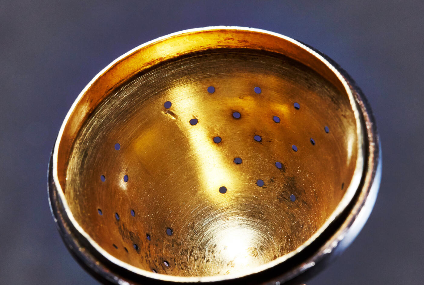 【俄甄集藏】“万象更新、马呈祥瑞”迎新春俄甄精品场-2026年(047)01-21 星期三 晚 19:30 全场包邮 中国1950-1970年代出口换汇时期掐丝珐琅纹龙复古工艺纯银双耳三足茶叶罐，工艺精湛，造型精美，高：165mm，宽：160mm，口径：50mm，重：280.8克，龙尾处有损坏，见图