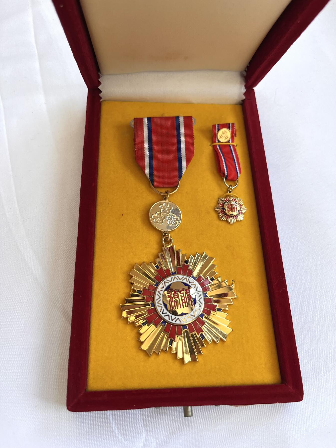 韵星假日拍卖第三十七期 -- Rimey Holidays Auction 37 一等服务奖章，带原盒略章