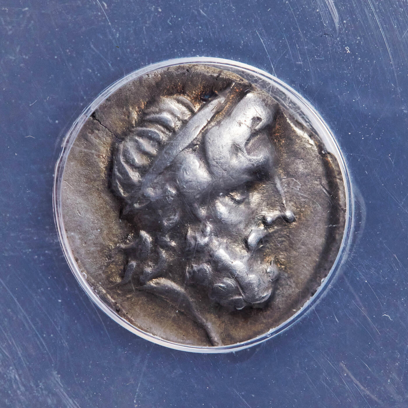 【俄甄集藏】“万象更新、马呈祥瑞”迎新春俄甄精品场-2026年(047)01-21 星期三 晚 19:30 全场包邮 古希腊墨西拿城公元前70-前40年宙斯像半德拉克马三脚祭坛银币，ANACS VF35，正面宙斯束发带面右像，背面月桂环内的三脚祭坛，直径：16mm，稀有品种，来自一个奥运会教练的集藏，原味包浆