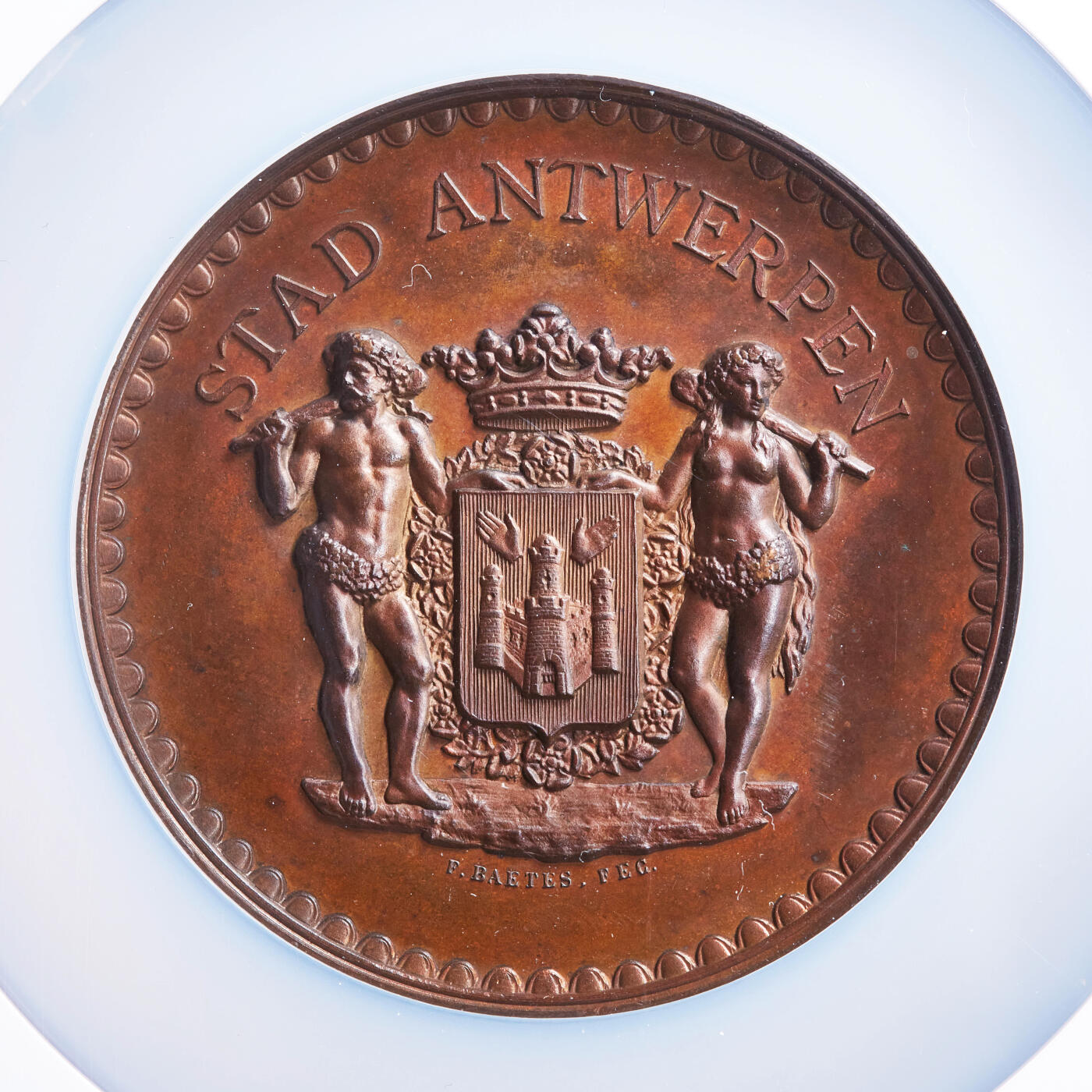 【俄甄集藏】“万象更新、马呈祥瑞”迎新春俄甄精品场-2026年(047)01-21 星期三 晚 19:30 全场包邮 比利时1896年纪念安特卫英雄布拉博国际节大铜章，NGC MS63，高浮雕，设计精美，原铜光犹在，雕刻名家贝特斯作品，顶级状态，直径67mm