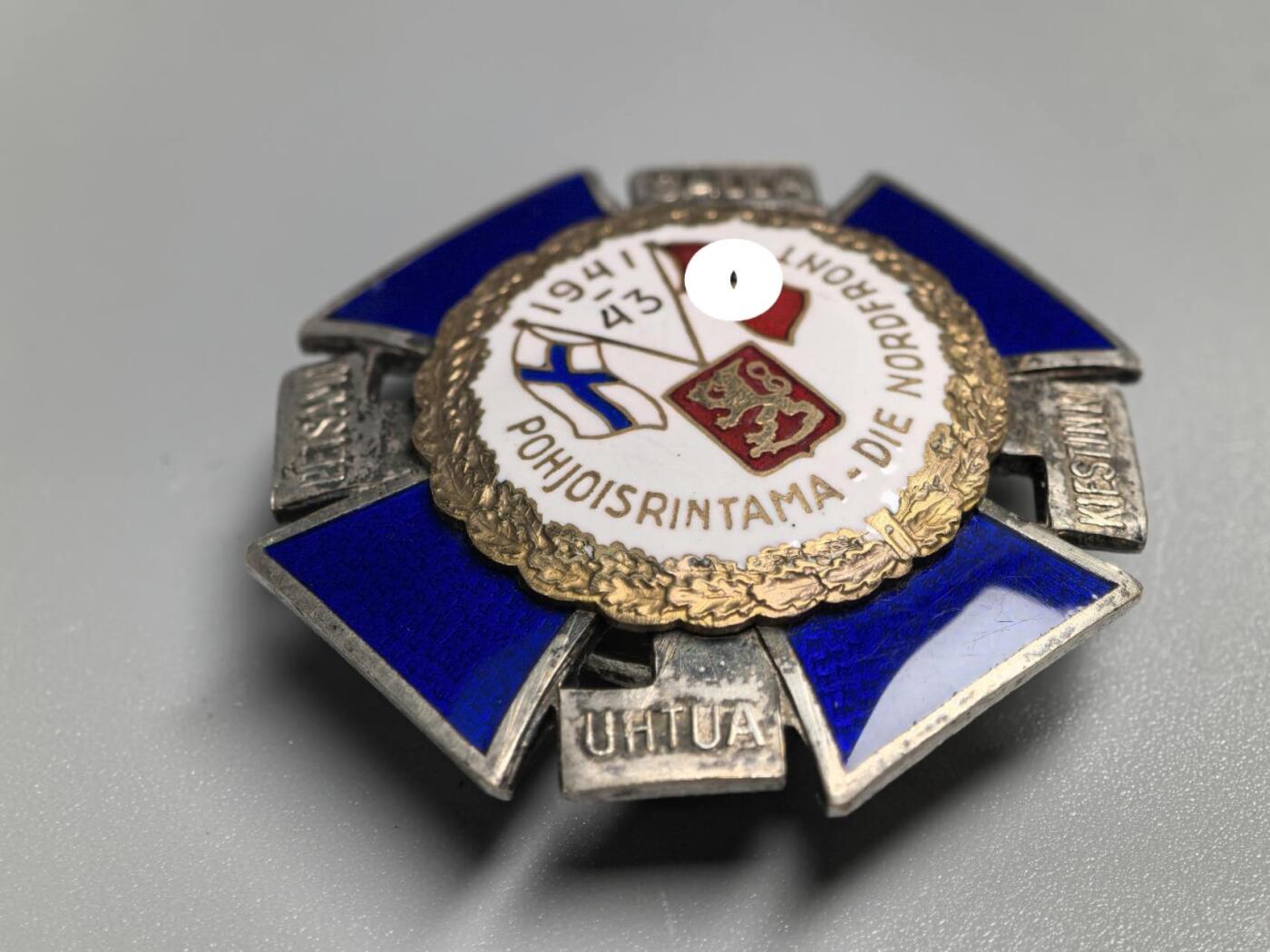 小驴勋章奖章收藏1月17日周六晚六点拍卖（珍爱和平，收藏战争，铭记历史，勿忘国耻，忠党爱国。有偿代拍，送拍规则在简介最后，参拍须阅读规则后再参拍，关系到运费包装发货时效真假辨别等关键信息，拍卖时不再发原图，看大图店主微信码在拍卖店铺介绍里） 芬兰1941-1943德芬北方前线战场十字，赠予德军士兵和SS，有佩戴痕迹，少见